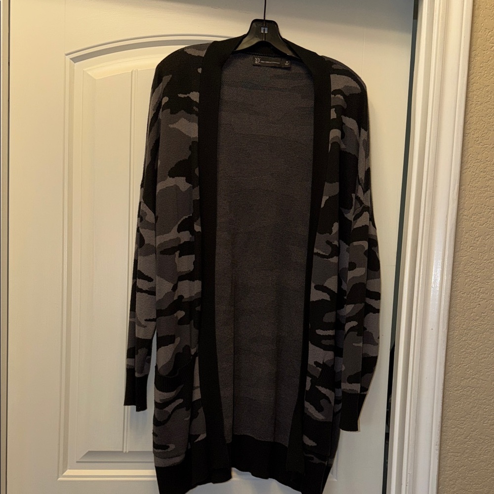 New York & Company Black and Gray Camouflage Cardigan